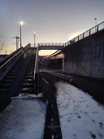 陸橋とその下を通る道路