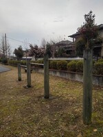 小さな公園の鉄棒