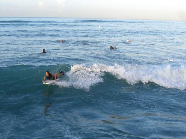 ハワイ名物‘サーフィン’