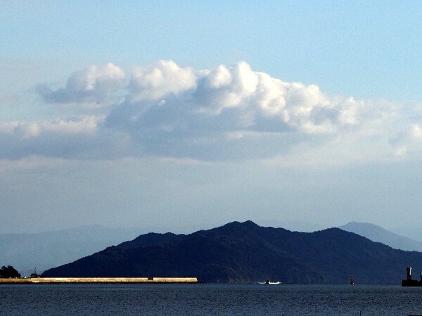 【雲】瀬戸内海の島の上