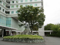 日本赤十字病院の入り口の風景