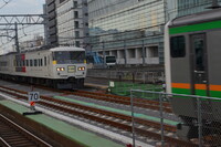 上野東京ライン試運転列車すれ違い風景