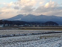 雪が積もった水田と高原山の組み合わせの景色