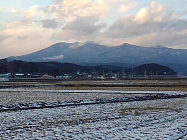 雪が積もった水田と高原山の組み合わせの景色