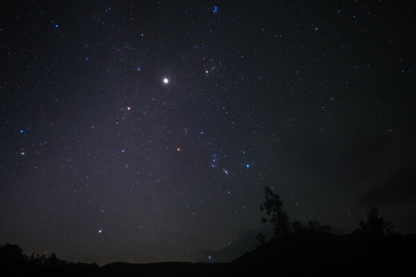 明け方には冬の星座も