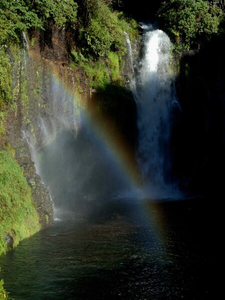 白糸の滝に虹が掛かる