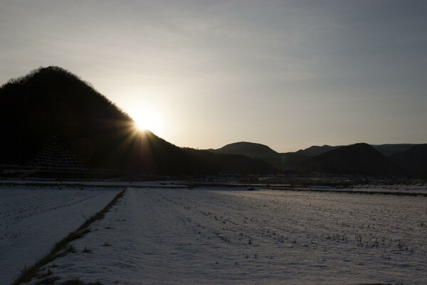 山の稜線からの朝日の光芒！