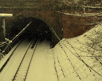 雪の中の煉瓦造のトンネル
