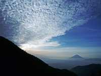 【広がり】 大空に、ただ一つ浮かぶ富士山