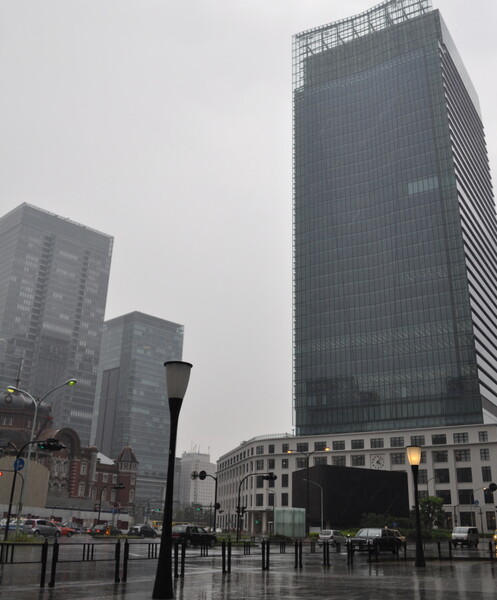雨の東京駅前