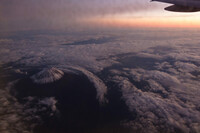 夕暮れの富士山上空