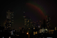 都会に架かる夜の虹、まさかオーロラ？