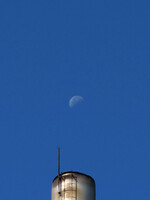 煙突と月