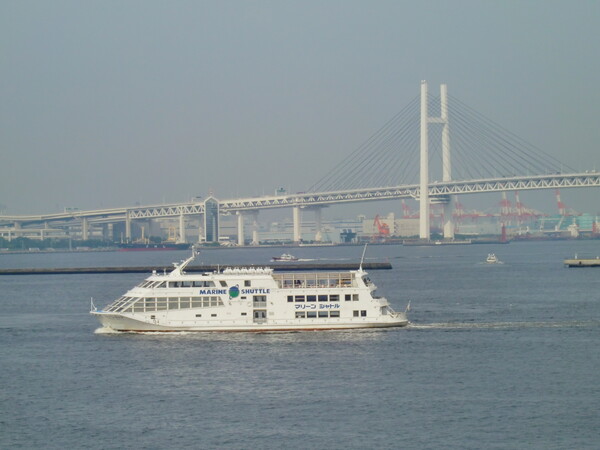 「マリーンシャトル」と「横浜ベイブリッジ」