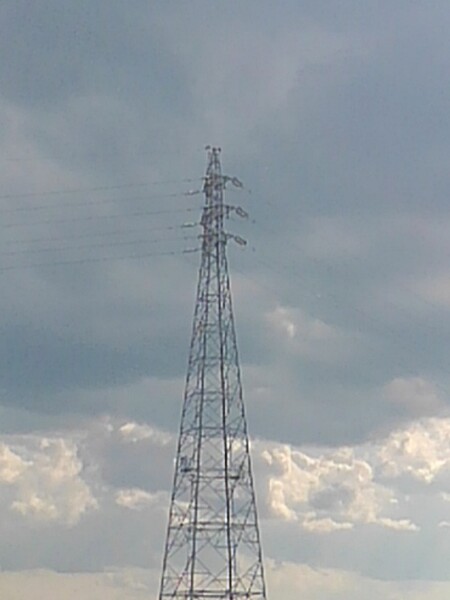 鉄塔と様々な形の雲