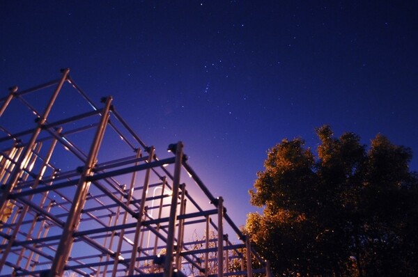 夜の公園と星空に向かって