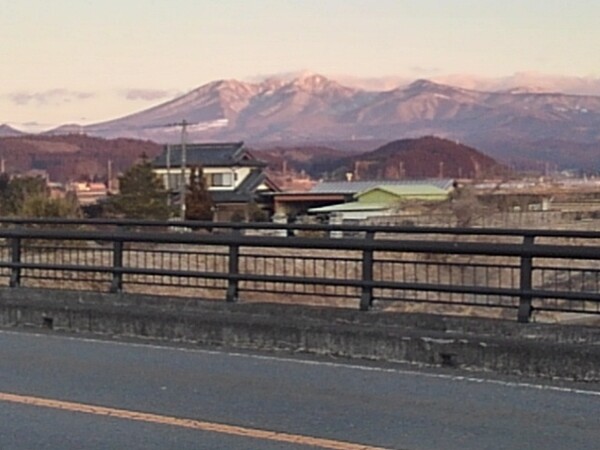 橋の奥に見える雪山