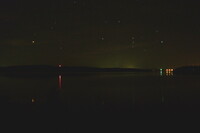 湖面に反射する火星とオリオン