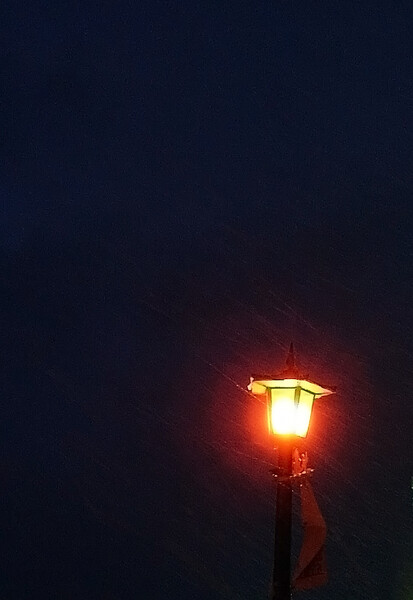 【紅】　吹雪の中の街路灯