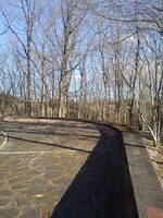 長峰公園の丘の上の石畳の歩道