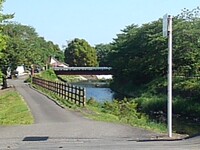 道路の奥に見える川の景色