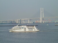 「マリーンシャトル」と「横浜ベイブリッジ」