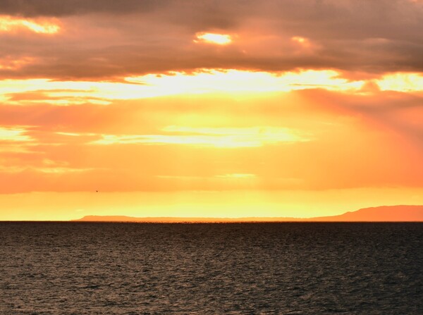 日本海　夕景の佐渡島