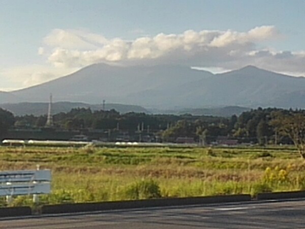 まるで「雲の帽子」に見える山の景色