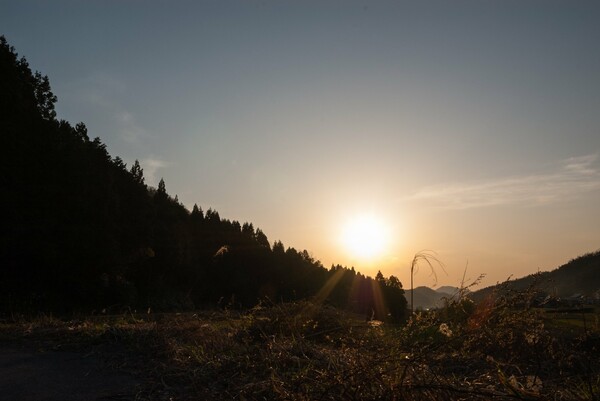 村の奥から夕焼けを・・。