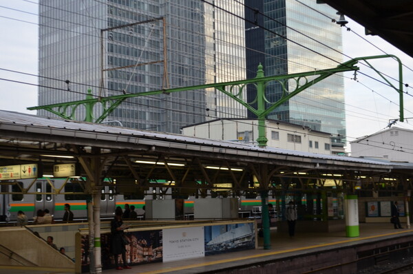 東京駅　100年前の架線柱