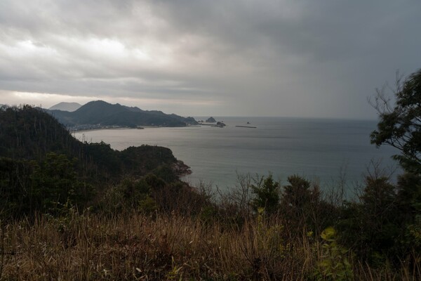 小雨の羽尾岬展望休憩舎から。