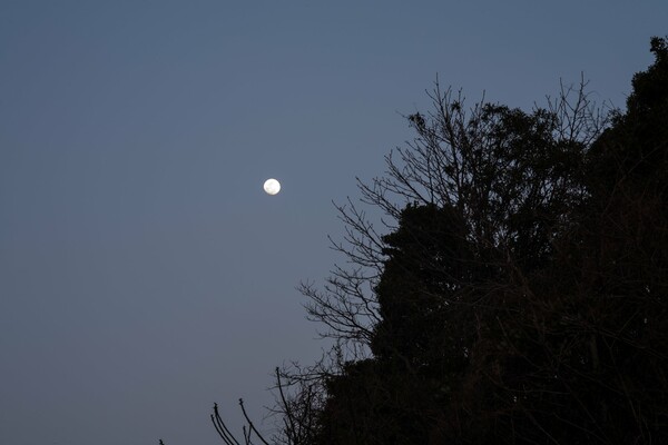 県境から見るお月様。