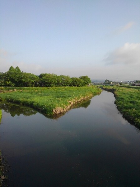 空色になる川