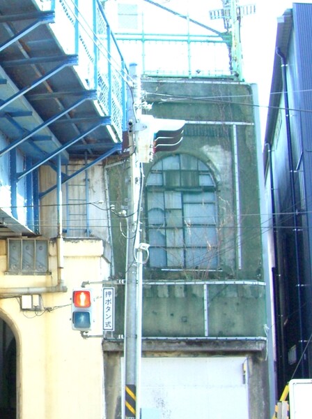 国道駅の高架横の古い建物