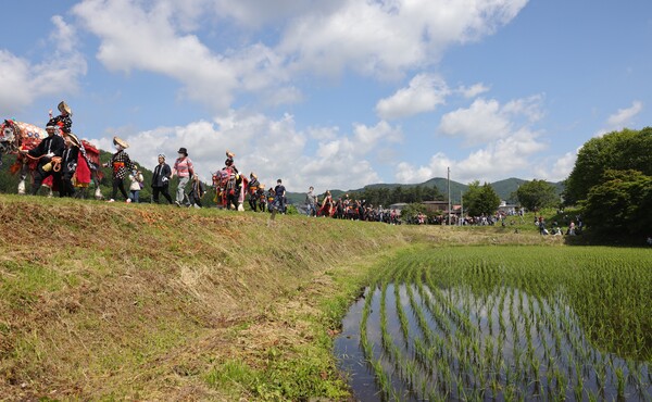 チャグチャグ馬コ(その2)田んぼ道をゆく