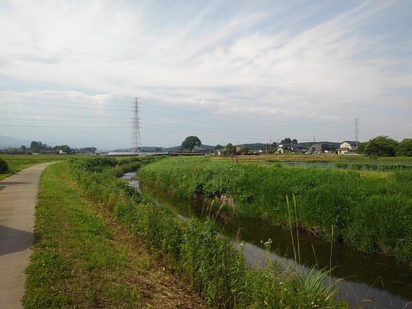 川沿いの土手の道からの眺め