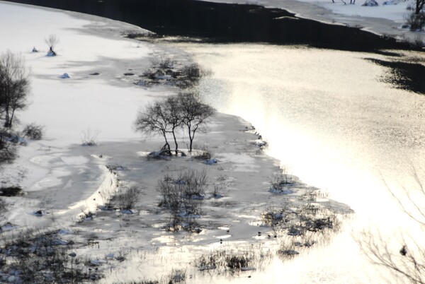 輝く川と雪景色