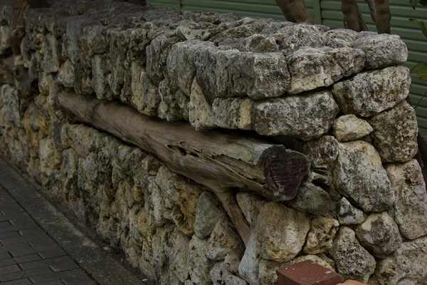朽木岩石塀