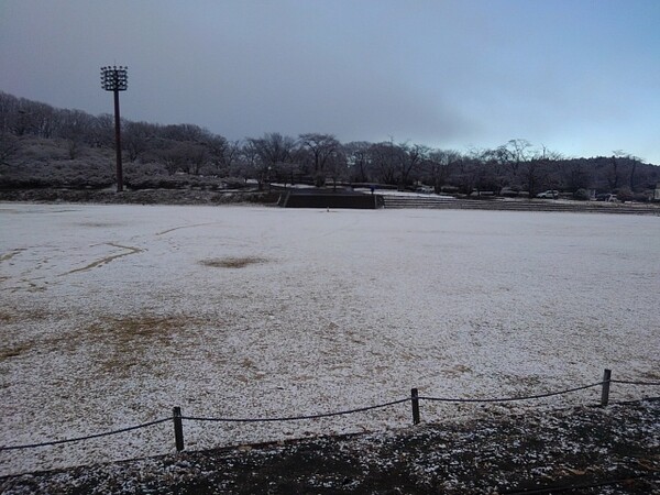 雪の公園の広場