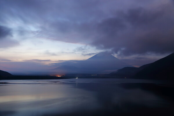 本栖湖から拝む富士
