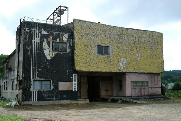映画館の廃屋