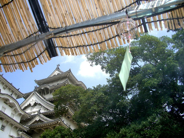 姫路城のウォーターミストと風鈴