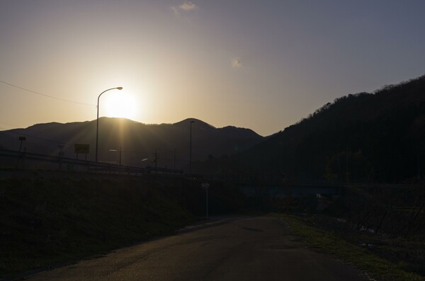 山の稜線からの朝日！