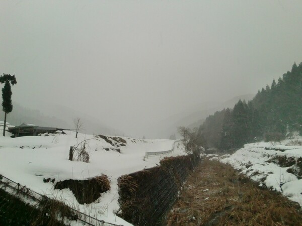 また雪降りの東(兵庫県境)の空