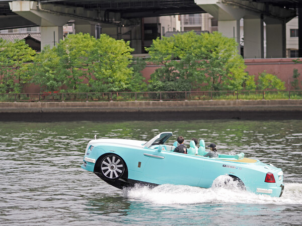 車の皮を被ったモーターボート？