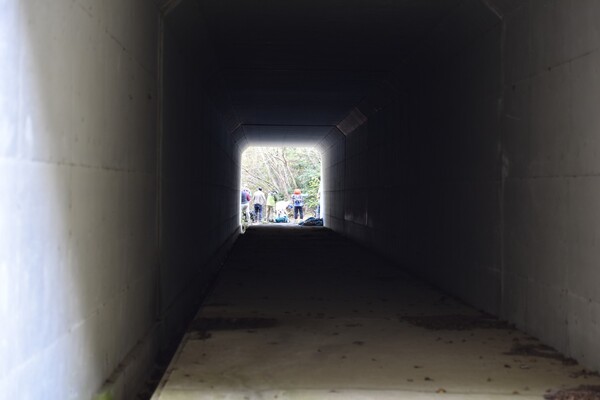 トンネルの向こうのハイカー達