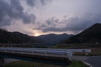 山の稜線からの朝日の出。