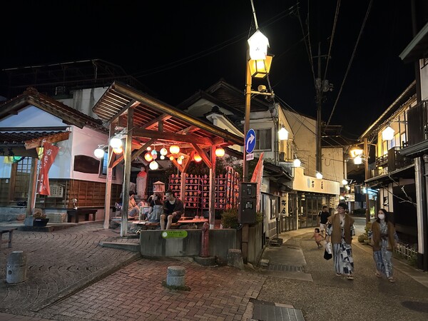 温泉地の夜景