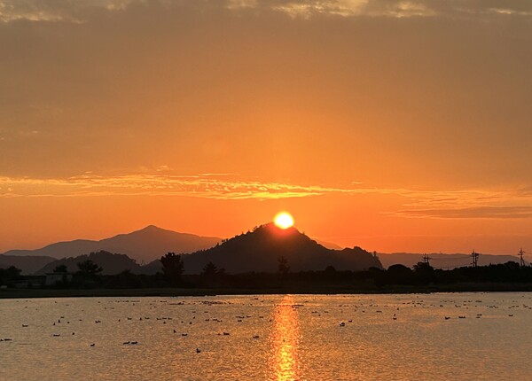 　秋の夕日