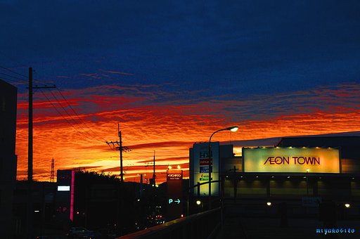 町の夕景
